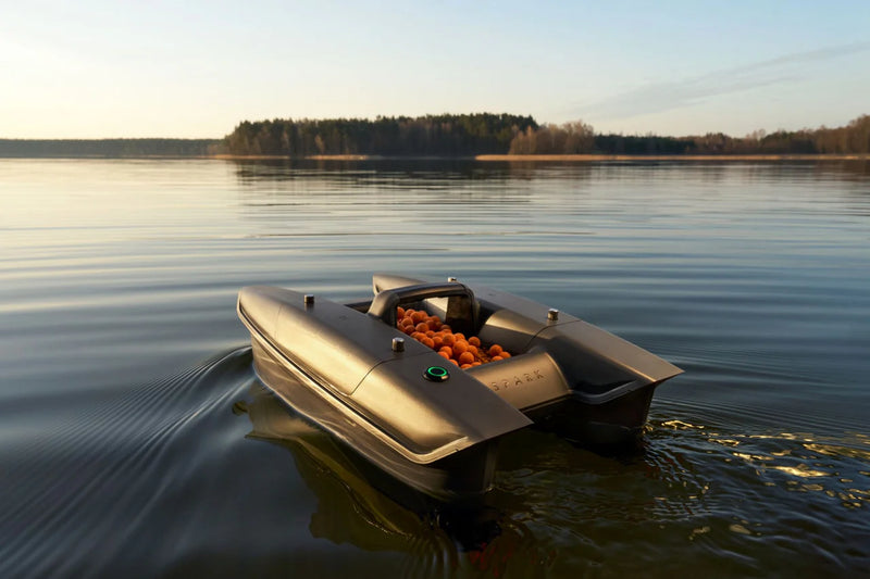 Laden Sie das Bild in Galerie -Viewer, Deeper Spark Bait Boat - Barca Pasturatore con Sonar CHIRP Integrato