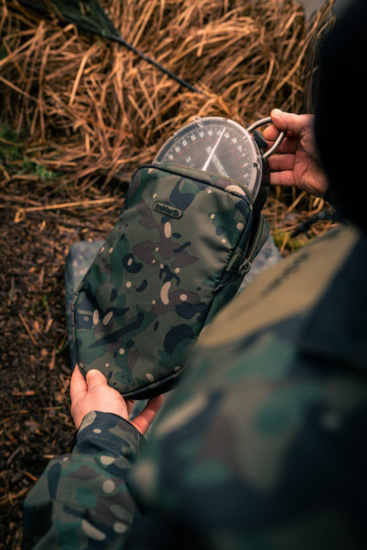 Trakker NXC Camo Scales Pouch - Custodia Imbottita per Bilance da Pesca