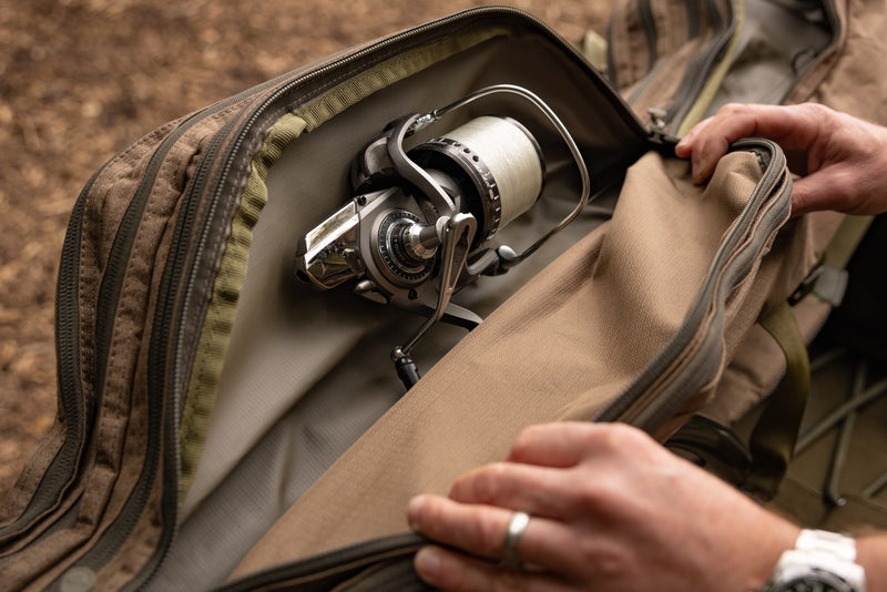 Laden Sie das Bild in Galerie -Viewer, Korda Compac 5 Rod Divide Holdall

