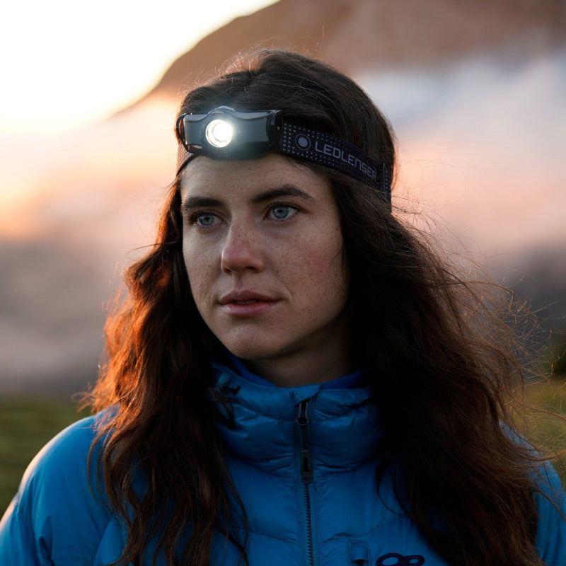 Laden Sie das Bild in Galerie -Viewer, Led Lenser Lampada frontale MH3
