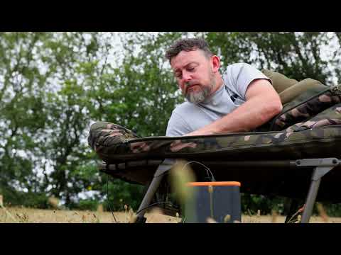 Carica e riproduci video in Gallery Viewer, Fox Camolite Sleep Systems - Sistema Lettino e Sacco a Pelo 4 Stagioni
